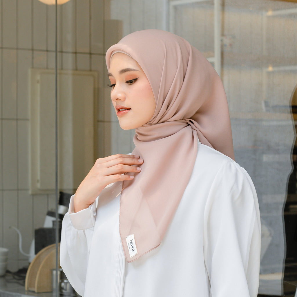Nour Hijab Segiempat Bella Square Rode Dust