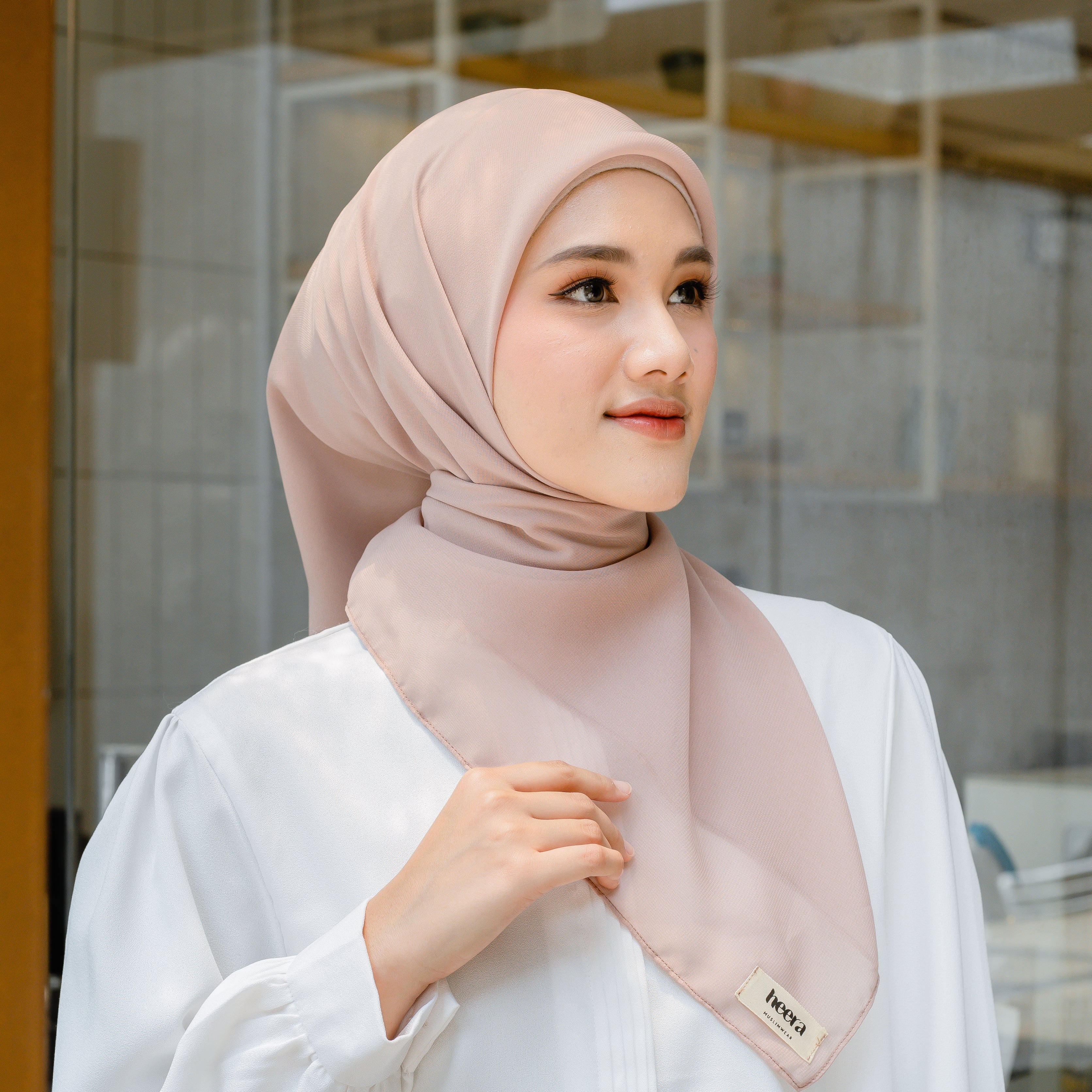 Nour Hijab Segiempat Bella Square Rode Dust