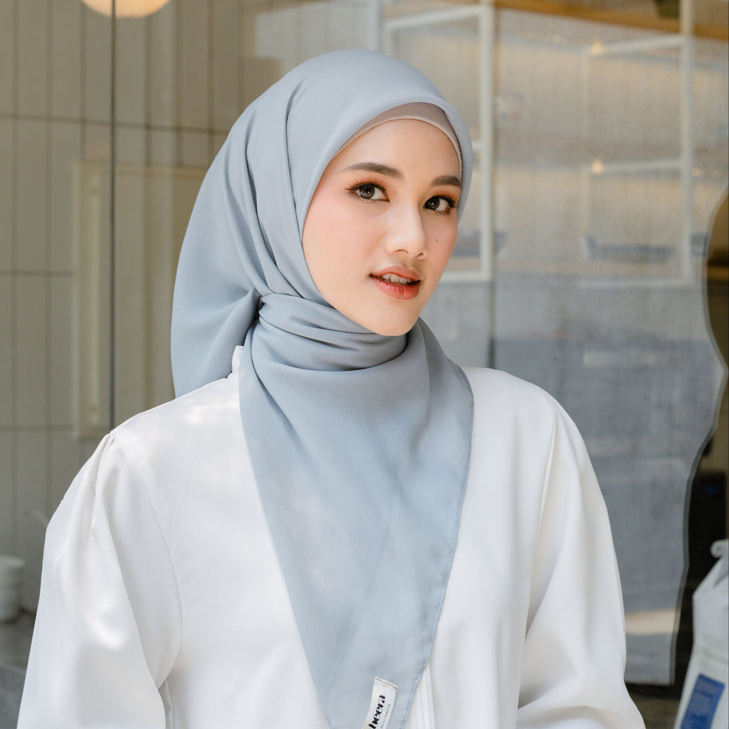 Nour Hijab Segiempat Bella Square Regent Gray