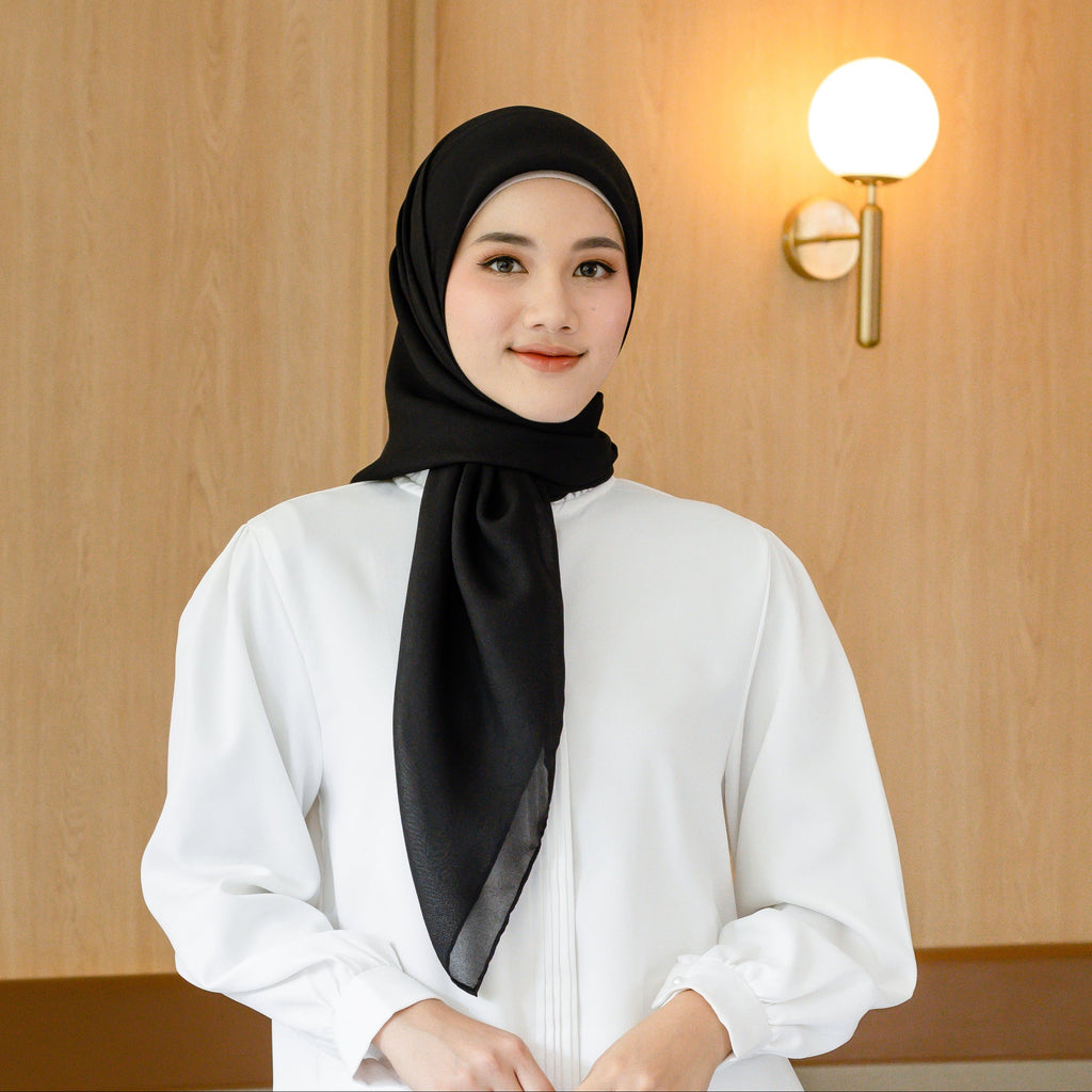 Nour Hijab Segiempat Bella Square Black