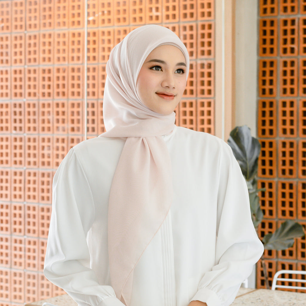 Nour Hijab Segiempat Bella Square Soft Amber
