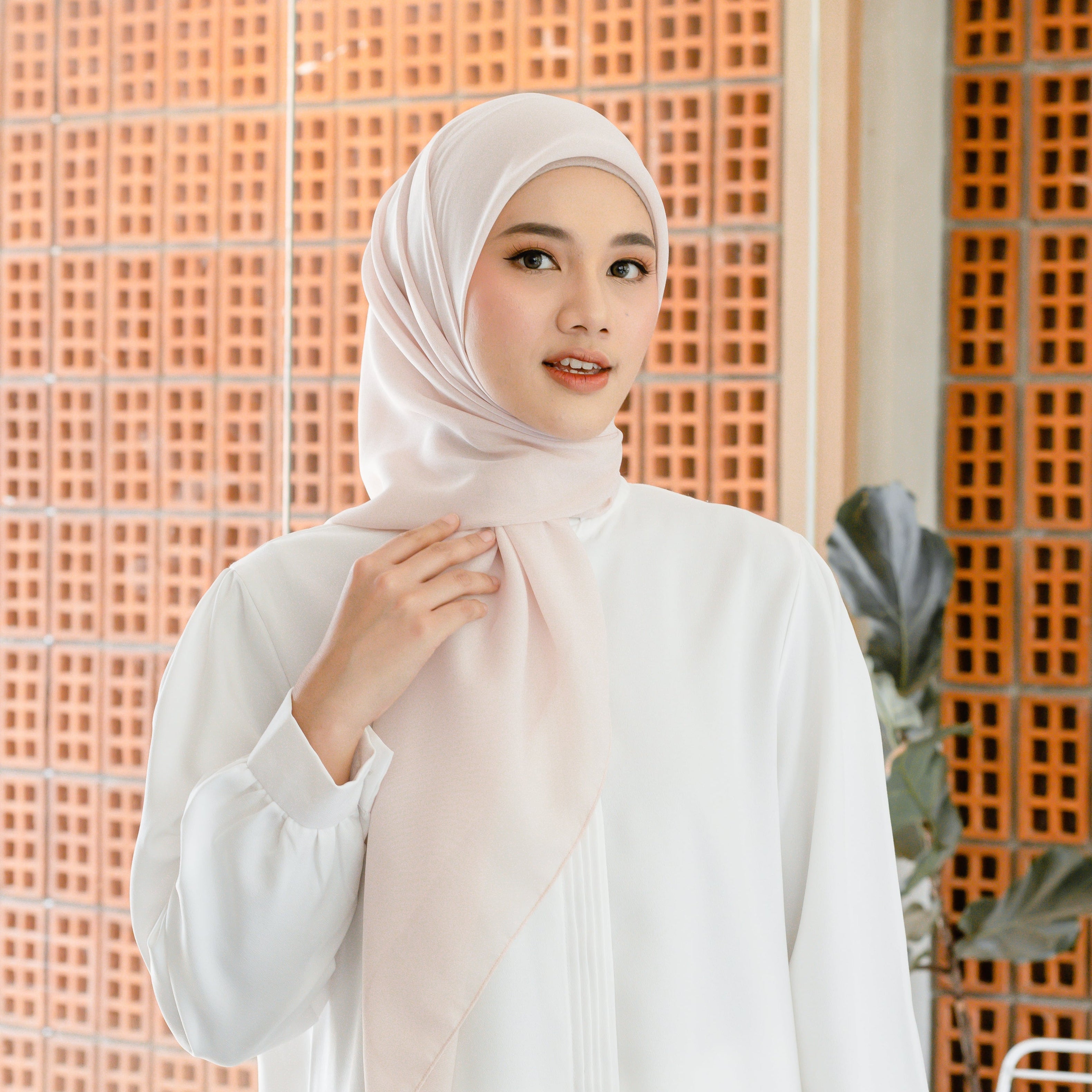 Nour Hijab Segiempat Bella Square Soft Amber