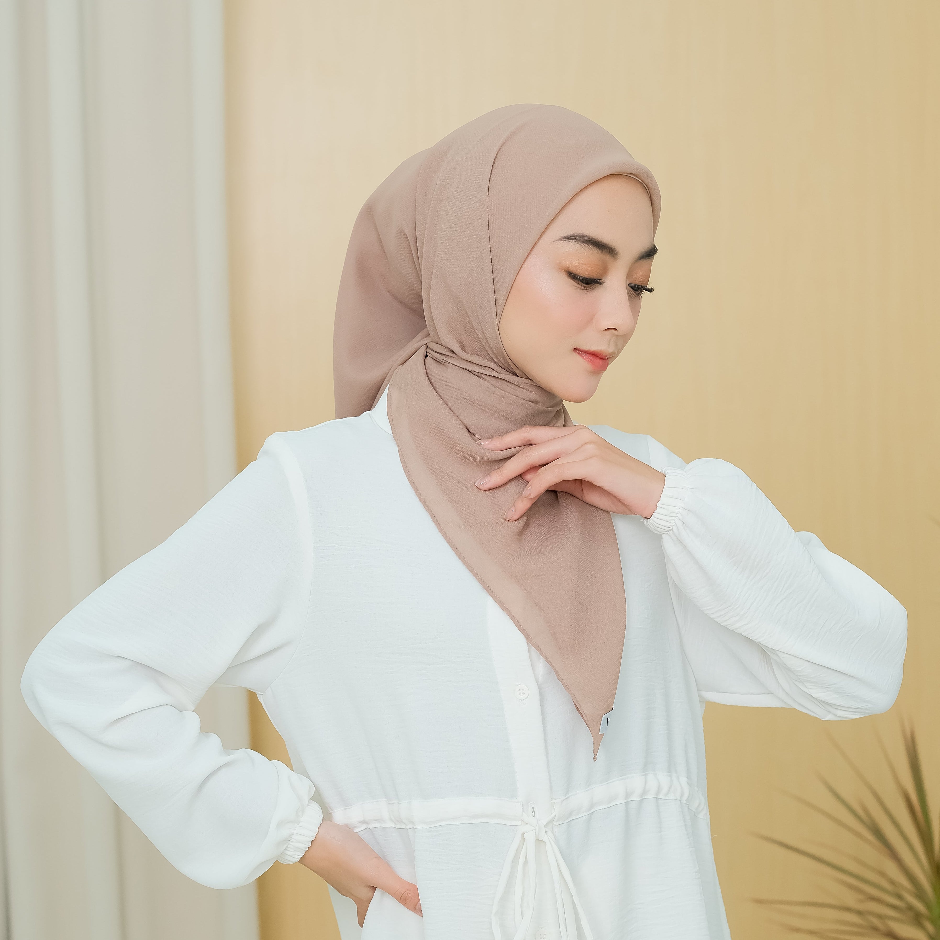 Nour Hijab Segiempat Bella Square Roman Coffee