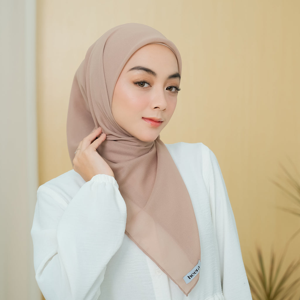 Nour Hijab Segiempat Bella Square Roman Coffee