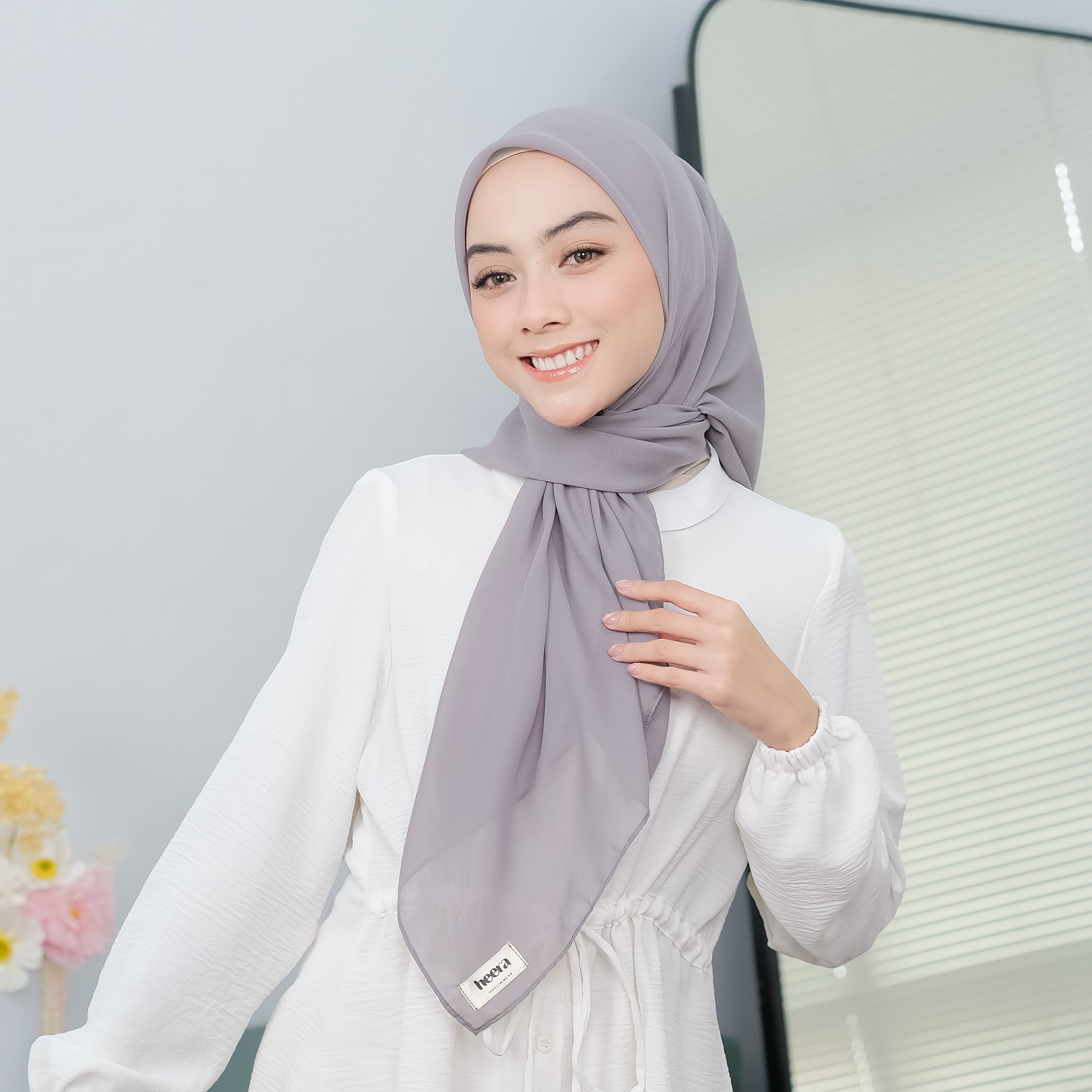 Nour Hijab Segiempat Bella Square Mid Grey