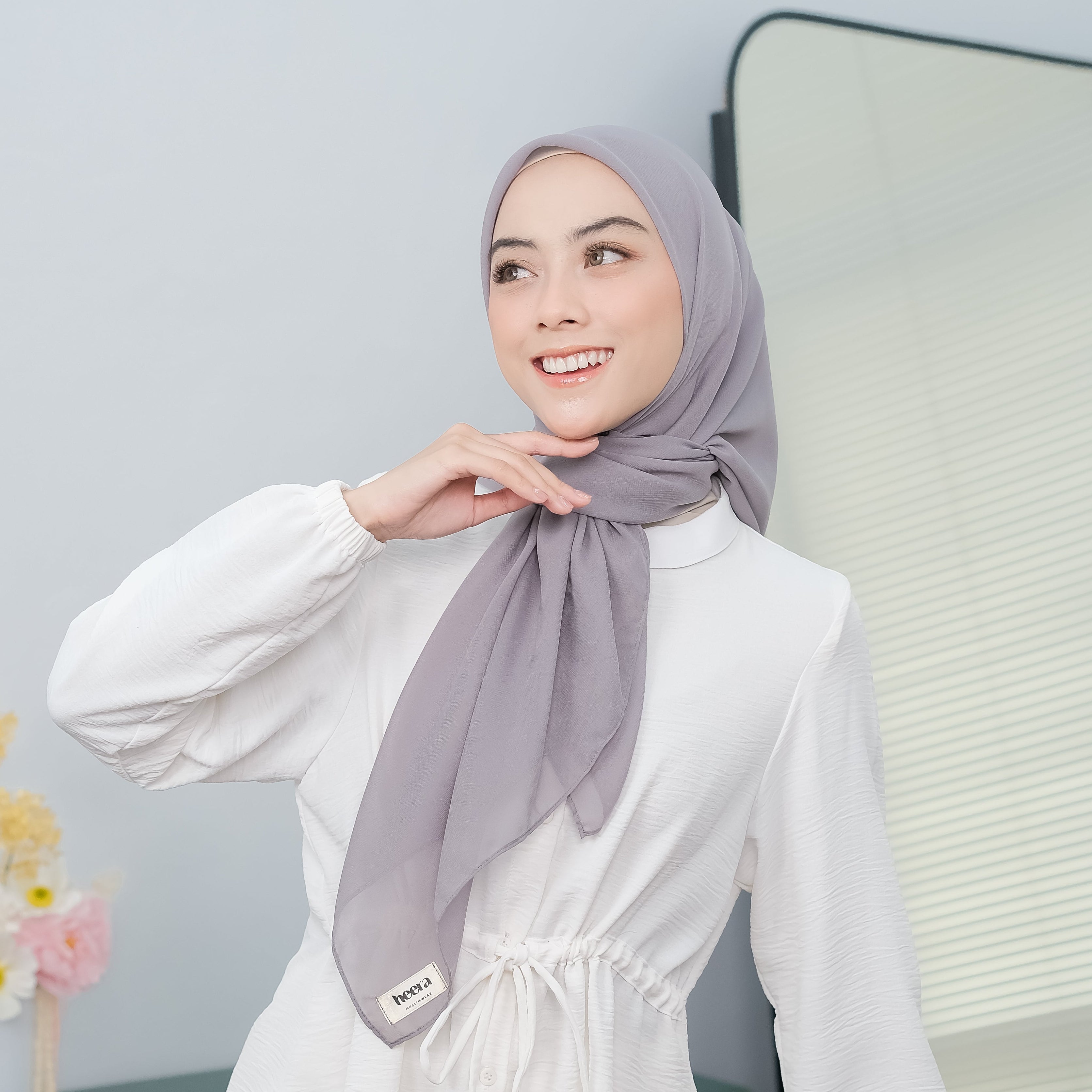 Nour Hijab Segiempat Bella Square Mid Grey