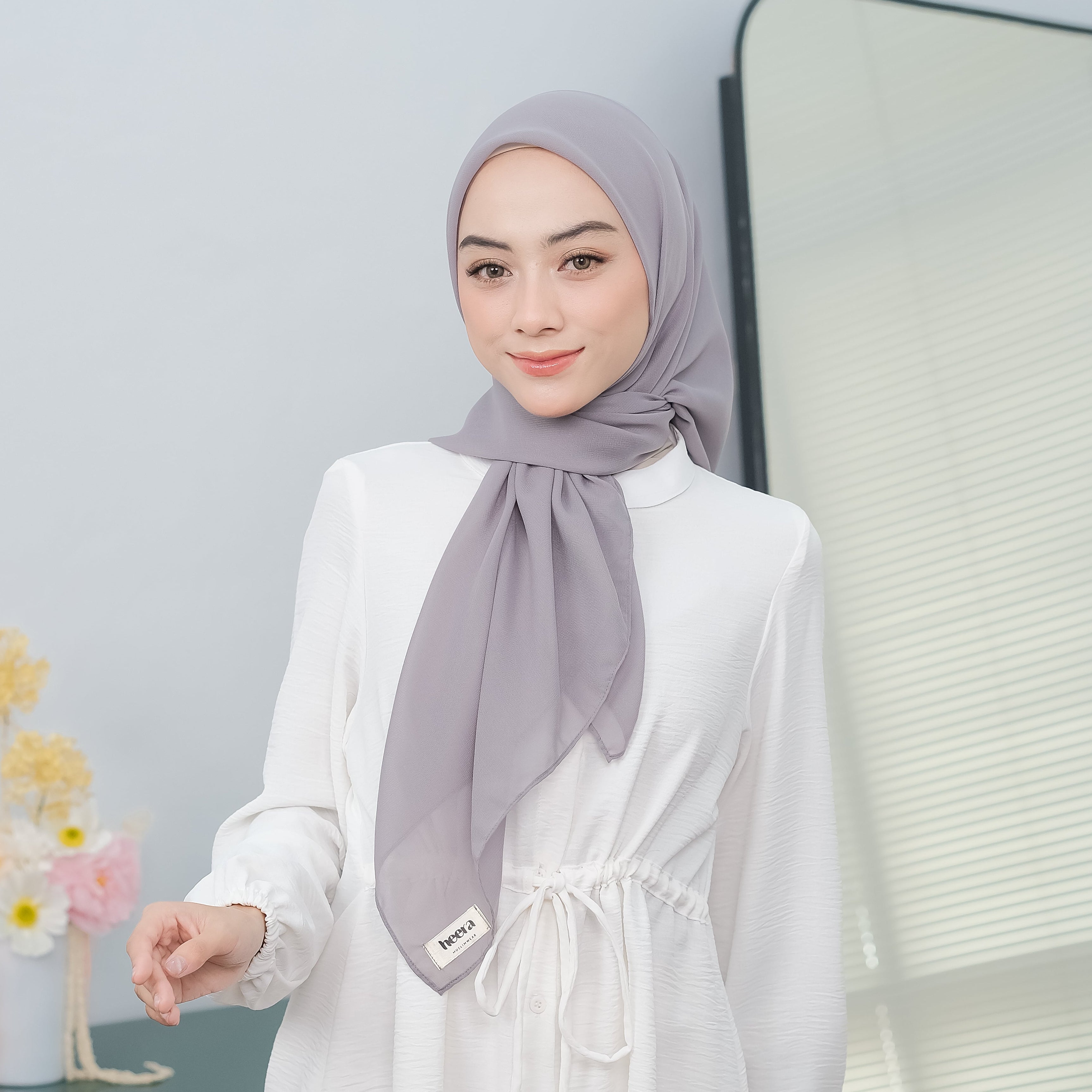 Nour Hijab Segiempat Bella Square Mid Grey