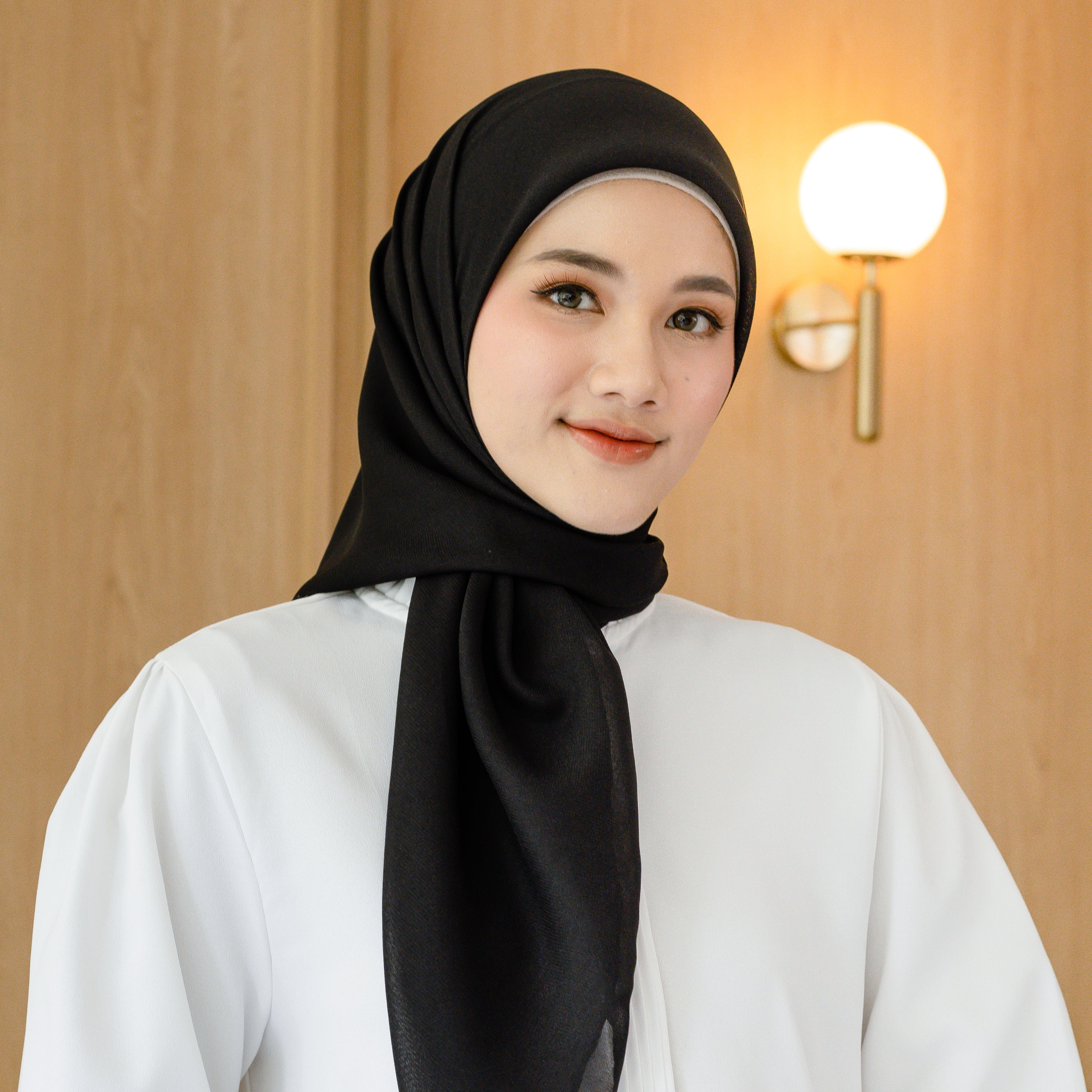 Nour Hijab Segiempat Bella Square Black