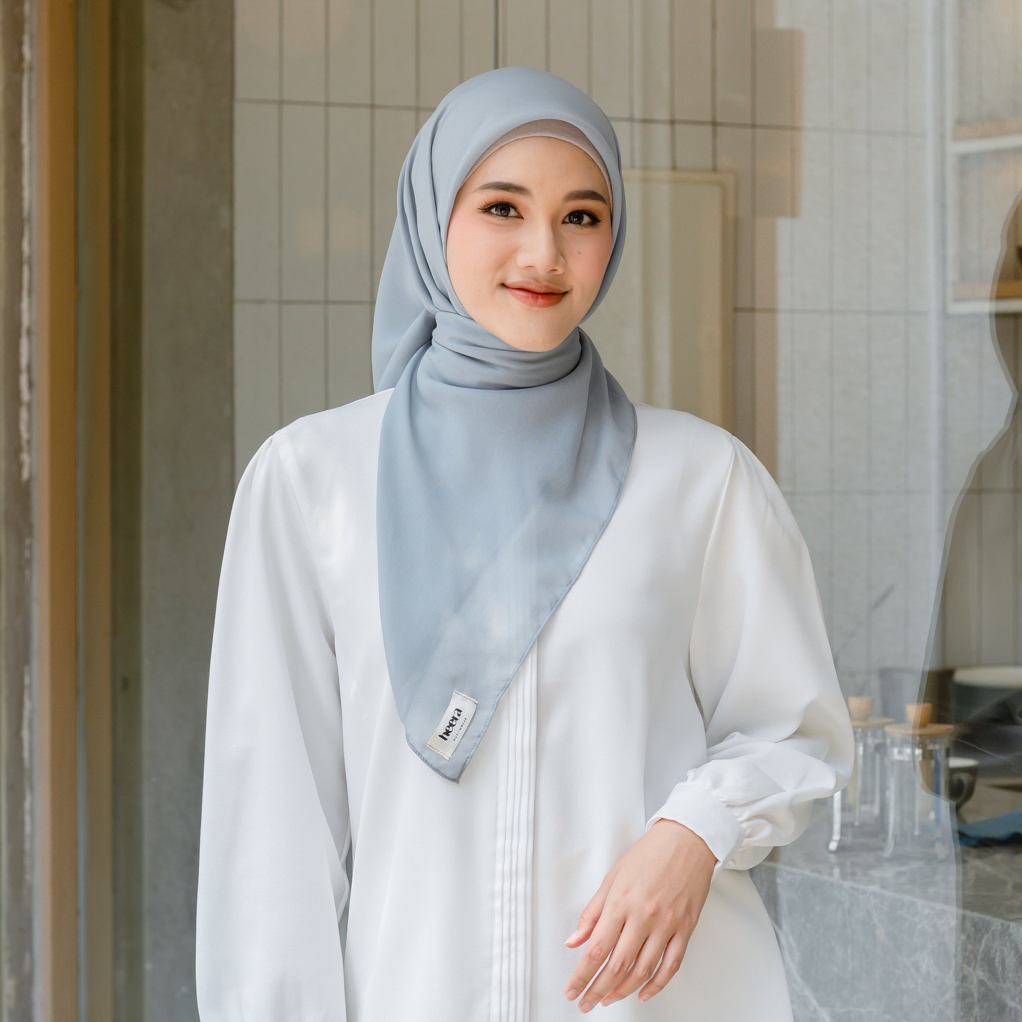 Nour Hijab Segiempat Bella Square Regent Gray