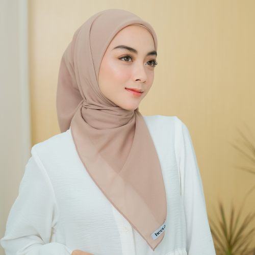 Nour Hijab Segiempat Bella Square Roman Coffee