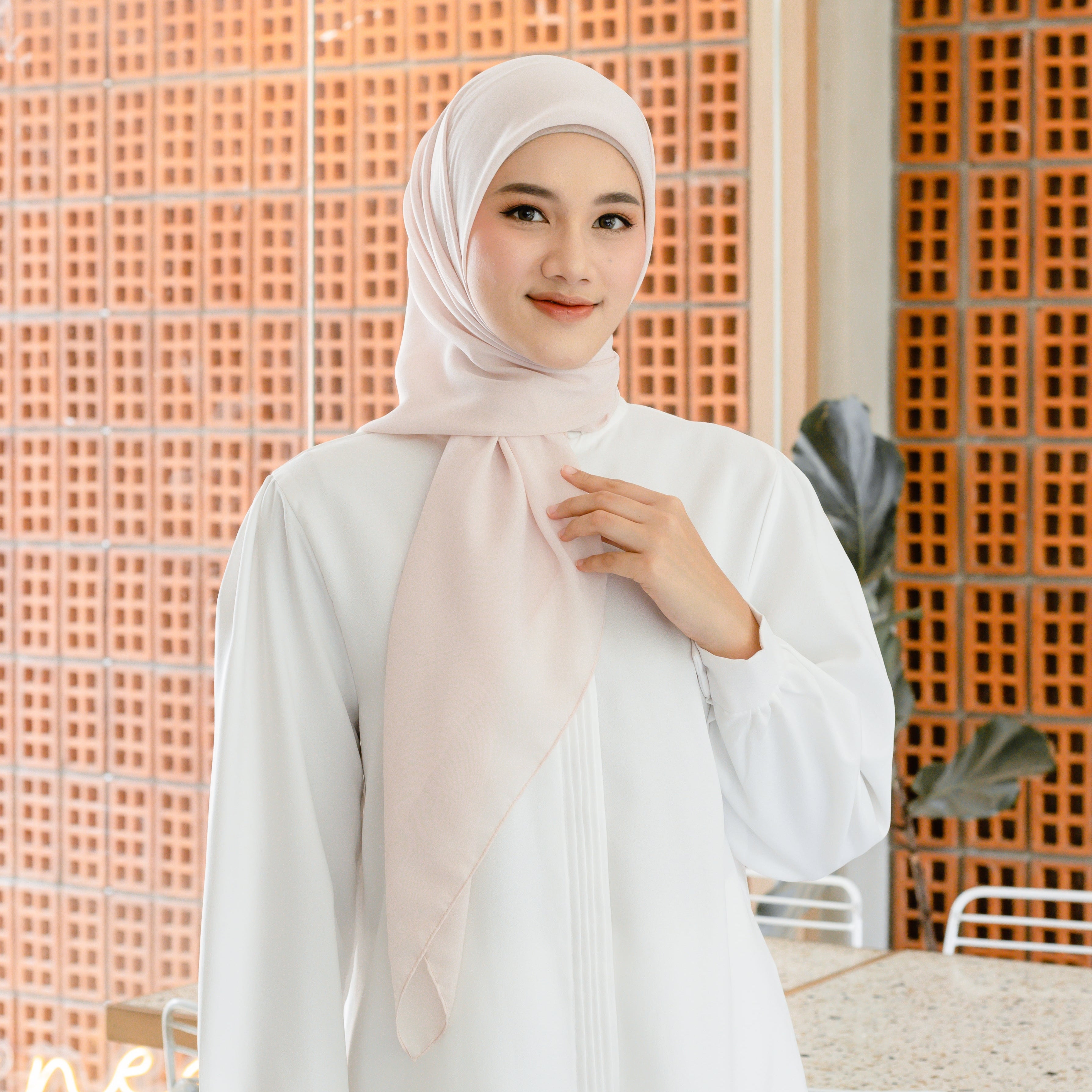 Nour Hijab Segiempat Bella Square Soft Amber